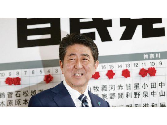 TRIUNFAL. Shinzo Abe logró una nueva reelección y se encamina a ser el premier más duradero en la historia de Japón.
