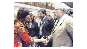 ámbito.com | El titular de Confederaciones Rurales, Mario Llambías, fue ayer al Banco Nación en representación de la Mesa de Enlace, mientras el ministro de Agricultura aseguró que no irá al teatro Broadway.