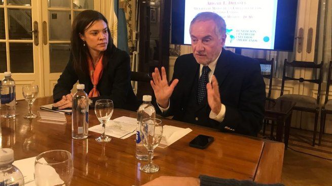 Abigail Dressel junto a Luis Savino.