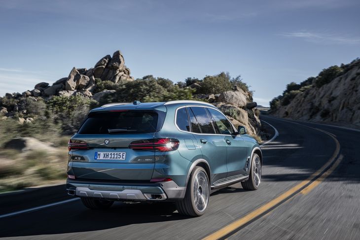 The BMW X5 sports new air intakes in the front side panels in addition to its 20” M light alloy wheels. The BMW X5 sports new air intakes in the front side panels in addition to its 20” M light alloy wheels.