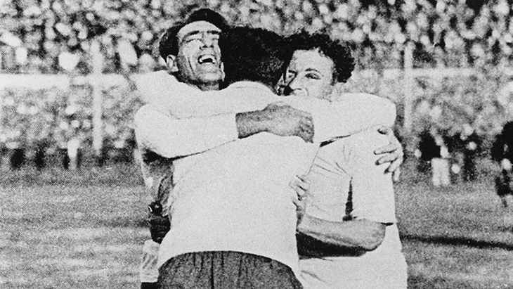 La selección uruguaya convirtió tres goles en el segundo tiempo (Pedro Cea, Victoriano Iriarte y Héctor Castro), logrando que la Copa quede en Uruguay con una victoria 4-2. La selección uruguaya convirtió tres goles en el segundo tiempo (Pedro Cea, Victoriano Iriarte y Héctor Castro), logrando que la Copa quede en Uruguay con una victoria 4-2.