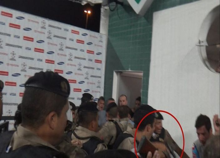 Policías armados y apuntando a la delegación de Arsenal. (Foto gentileza prensa Arsenal).