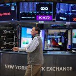 Las acciones estadounidenses habían comenzado la semana bajo presión, principalmente por una fuerte venta masiva en el mercado global de bonos, que llevó a varios rendimientos de referencia a máximos históricos. Las acciones estadounidenses habían comenzado la semana bajo presión, principalmente por una fuerte venta masiva en el mercado global de bonos, que llevó a varios rendimientos de referencia a máximos históricos.