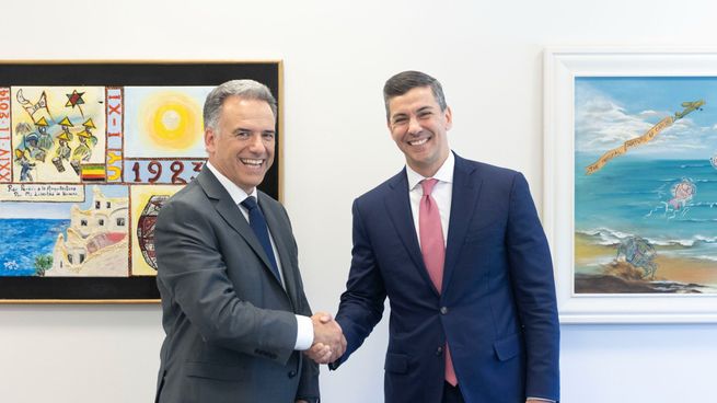 El candidato presidencial del Frente Amplio, Yamandú Orsi, mantuvo un encuentro con el presidente de Paraguay, Santiago Peña.