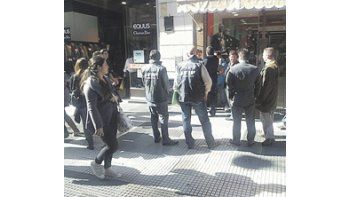 Inspectores de la AFIP detectaron a un «arbolito» en pleno microcentro (Florida y Lavalle) y la Policía lo detuvo. Se le hizo una denuncia por violar la Ley Penal Cambiaria.