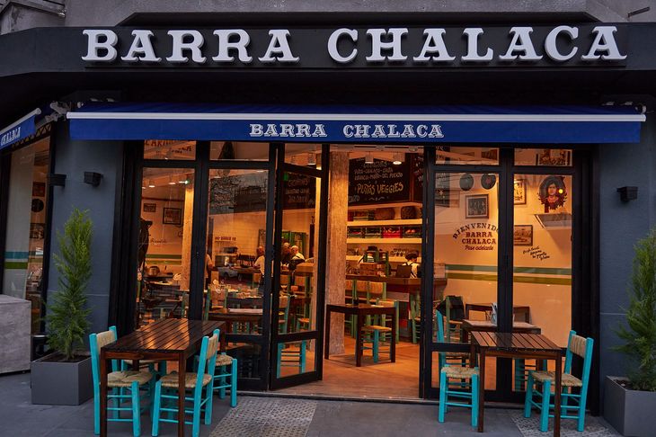 Una de las sedes de Barra Chalaca se encuentra ubicado en Palermo. Una de las sedes de Barra Chalaca se encuentra ubicado en Palermo.