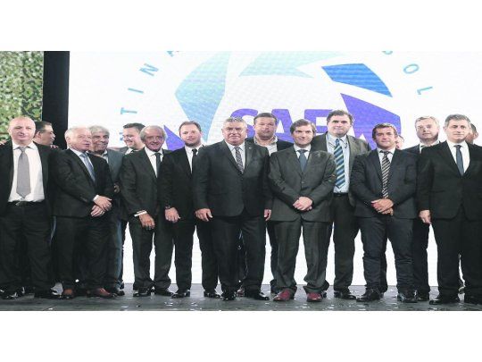 A todo trapo. Claudio Tapia, presidente de AFA, y Mariano Elizondo, CEO de la Superliga, en el medio del escenario, rodeado por dirigentes de clubes de Primera durante la presentación del nuevo certamen.