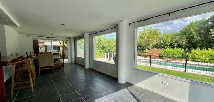 El quincho a pasos de la pileta en una vivienda ubicada en Benavídez, partido de Tigre El quincho a pasos de la pileta en una vivienda ubicada en Benavídez, partido de Tigre