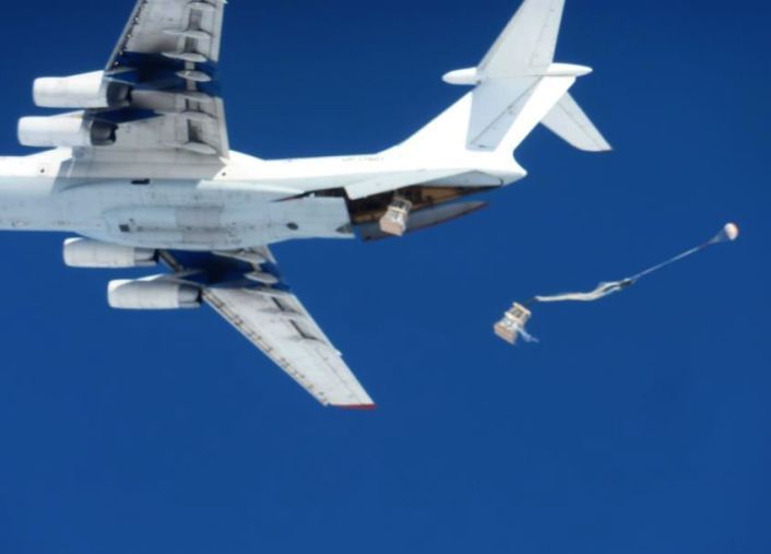 Con paracaídas, reabastecieron a la base Belgrano II (foto 1)