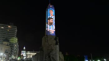 el monumento a la bandera homenajeo a messi y di maria en la previa del debut argentino