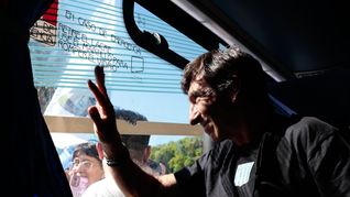 La alegría de Costas. Una multitud despidió a Racing.