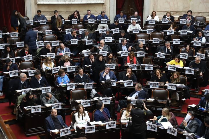 Diputados de Unión por la Patria colgaron carteles de 