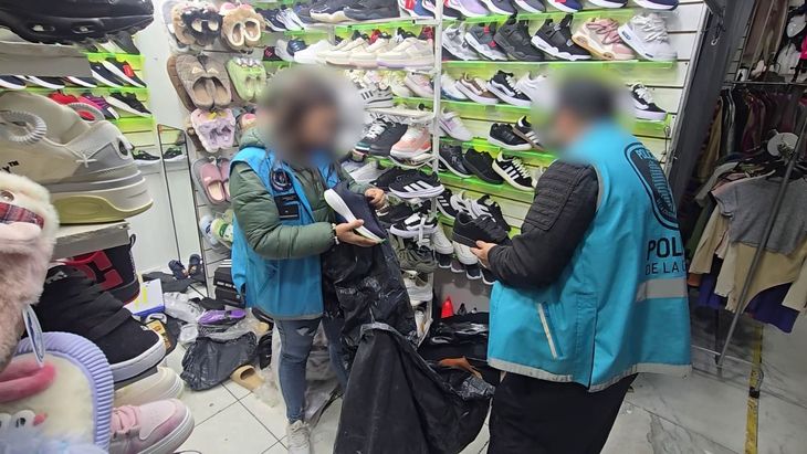 De los 5.043 pares de zapatillas secuestrados, el 80% provenían de Brasil y el resto de China. De los 5.043 pares de zapatillas secuestrados, el 80% provenían de Brasil y el resto de China.