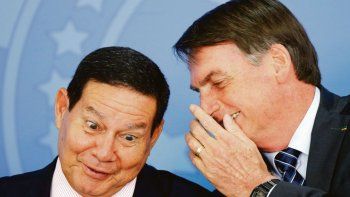 DIVISIONES. Jair Bolsonaro, junto a sus hijos, apresuran la formación de un nuevo partido. El clan, como los apodaron los medios locales, ha criticado al vicepresidente Hamilton Mourao en duros términos.
