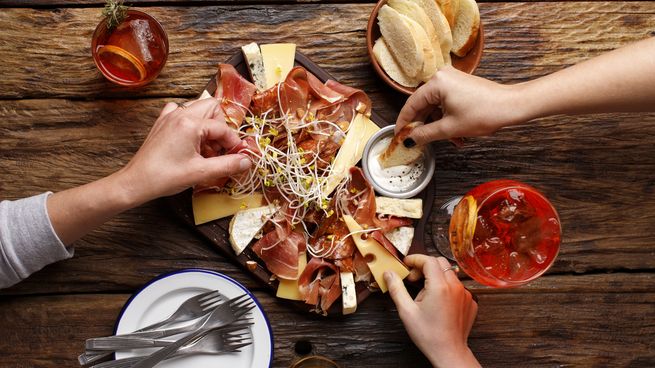 A la hora de ir a comer en pareja o en grupos, los platitos para picotear son una opción más que interesante.