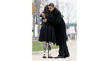 Barack Obama se mostró ayer junto a Tammy Duckworth, directoradel Departamento de Asuntos de Veteranos de Guerraen Illinois, durante un homenaje a los caídos en combate.