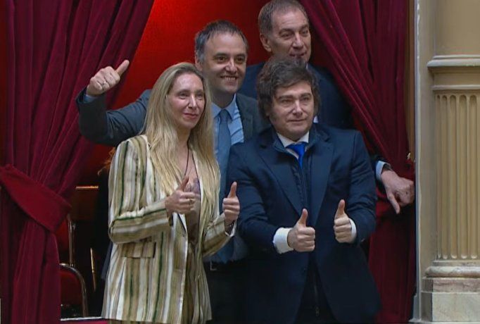 Con los Milei a la cabeza, una comitiva de libertarios seguirá la sesión informativa. Con los Milei a la cabeza, una comitiva de libertarios seguirá la sesión informativa.