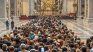 Miles de personas continúan despidiendo a Francisco en la basílica de San Pedro. 