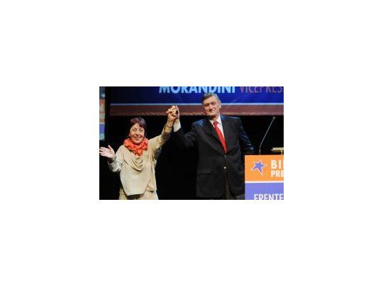 El candidato presidencial Hermes Binner junto a su compañera de fórmula, Norma Morandini.