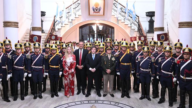 Javier Milei encabezó el acto por el 214° aniversario del Regimiento de Granaderos a Caballo.
