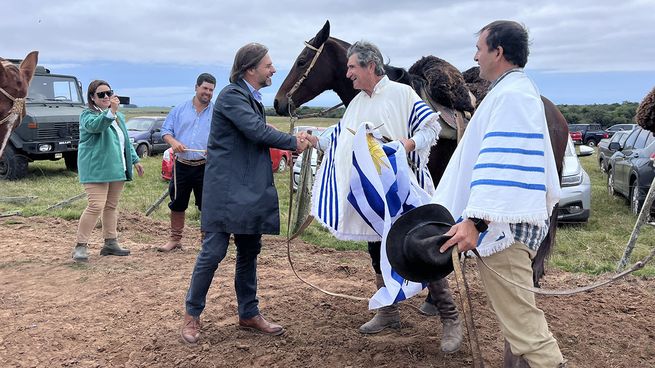 Luis Lacalle Pou continúa con una alta simpatía entre los ciudadanos.