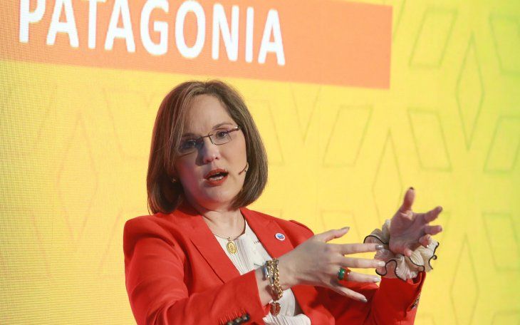 Ana Simonato, directora de Chevron Argentina: “Tenemos que desarrollar a nuestra gente. La industria está creciendo y tenemos que prepararnos para acompañar ese crecimiento”. Ana Simonato, directora de Chevron Argentina: “Tenemos que desarrollar a nuestra gente. La industria está creciendo y tenemos que prepararnos para acompañar ese crecimiento”.