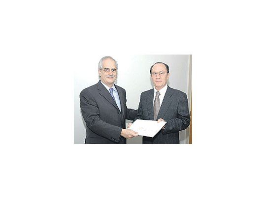 Ayer presentó sus credenciales ante la Argentina, en la personadel canciller Jorge Taiana, el nuevo embajador de Bolivia, RogerOrtiz Mercado. Después del acto, el diplomático recibió ensu despacho a un grupo de piqueteros trotskistas quefueron a echarle incienso a Evo Morales.