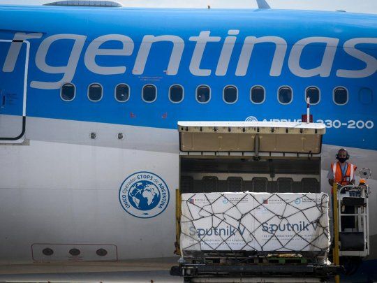 El domingo llega el principio activo para comenzar la producción argentina de la Sputnik V.