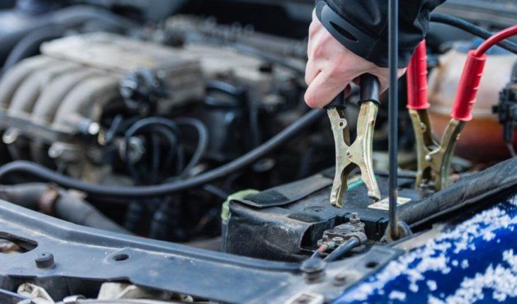 Revisar la batería del auto es clave para evitar problemas mayores con el tiempo.