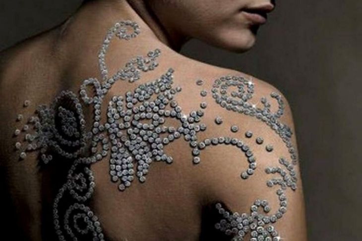 La modelo Minki van der Westhuizen luciendo el tatuaje más caro del mundo. La modelo Minki van der Westhuizen luciendo el tatuaje más caro del mundo.