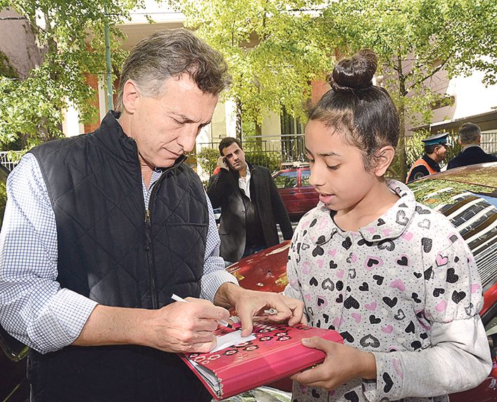 Tampoco era Mauricio Macri candidato ayer, aunque como jefe partidario jugó mucho más que otros. Le pidieron autógrafos cuando salía de la escuela en la que votó en la Capital.