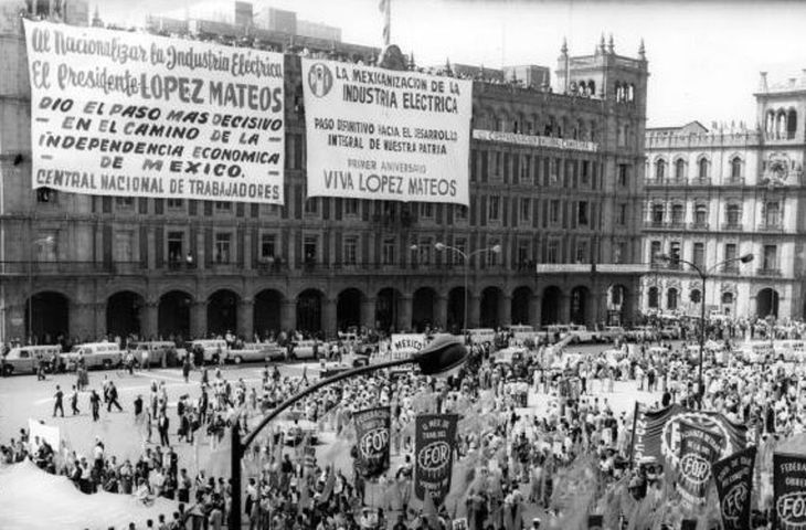 El gobierno mexicano nacionaliza la industria eléctrica en 1960 tras adquirir 90% de las acciones de la Compañía Mexicana de Luz y Fuerza Motriz. El gobierno mexicano nacionaliza la industria eléctrica en 1960 tras adquirir 90% de las acciones de la Compañía Mexicana de Luz y Fuerza Motriz.