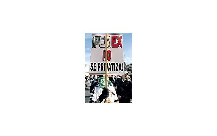 La nueva norma petrolera generó manifestaciones en lascalles de México DF y una fuerte batahola en Diputados.Aunque tibia, la entrada del capital privado en el negocioquiebra un tabú de décadas.