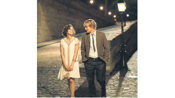 Viajeros del tiempo: Marion Cotillard y Owen Wilson, en una de sus caminatas a orillas del Sena en «Medianoche en París», de Woody Allen.