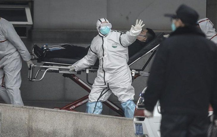 Trabajadores de la salud en China durante el brote de coronavirus.