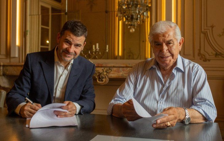 Miguel Galuccio rubricando el acuerdo junto a Roberto Pereyra.