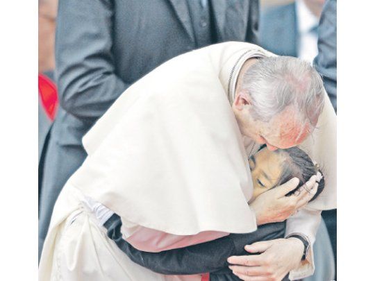 El tierno abrazo de una niña en el aeropuerto de Quito fue una de las últimas postales que dejó ayer el papa Francisco en Ecuador. Desde anoche está en Bolivia y cerrará el fin de semana en Paraguay su gira suda-mericana.