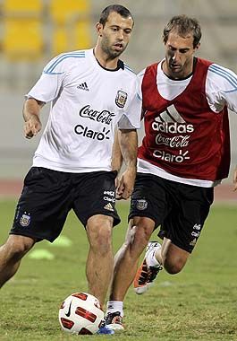 Javier Mascherano y Pablo Zabaleta, en el primer entrenamiento argentino en Doha.