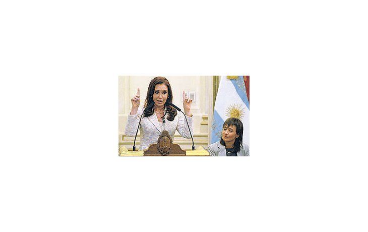 Hoy la Presidente encabezará en la ciudad deUshuaia, junto a Fabiana Ríos (ARI),la inauguración de las obras deampliación y remodelación delAeropuerto Int. Malvinas Argentinas.