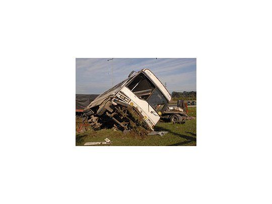 Chocan en Panamericana colectivo y camión: hay por lo menos 15 heridos