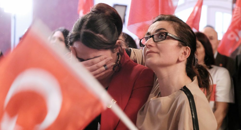 La tristeza de dos manifestantes tras conocerse la victoria de la reforma de Erdogan.