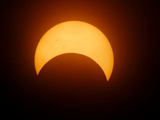 En la ciudad de Buenos Aires, el fenómeno pudo verse en alrededor de un 73,6 por ciento alrededor de las 13:32, aunque no se oscureció el día sino que fue como si se pusiera un velo delante del sol.