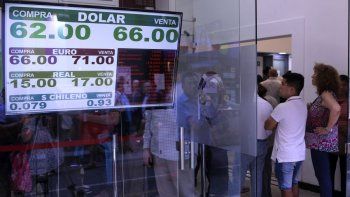 maxima tension cambiaria en la previa electoral: el dolar trepo a $65 pese a fuertes ventas del bcra