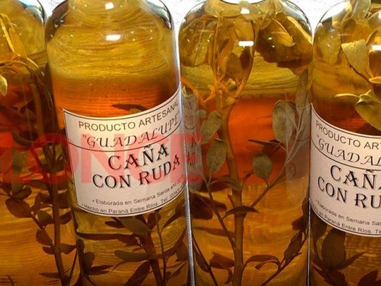 Para preparar caña con ruda se debe mezclar caña blanca paraguaya o ginebra con hojas de ruda,&nbsp;una hierba medicinal que ayuda a malestares del aparato digestivo y también ayuda al sistema circulatorio.