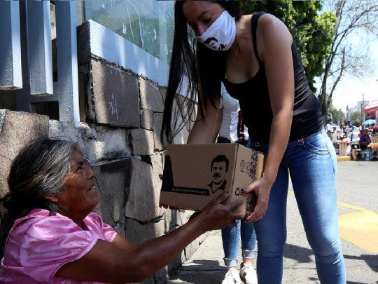 La hija de El Chapo, Alejandrina Guzmán, reparte ayuda por el coronavirus en barrios pobres de México.