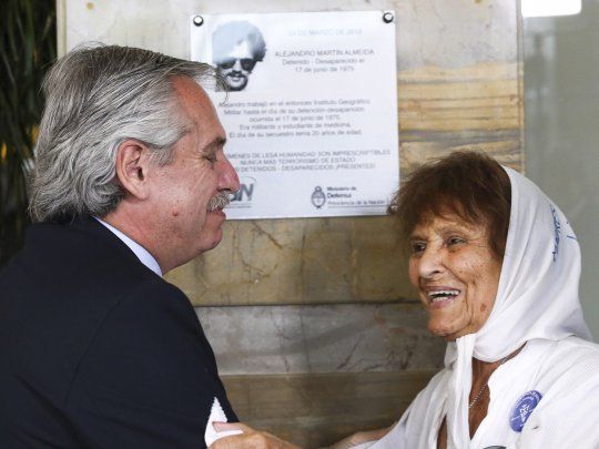 Alberto Fernández junto a Tati Almeyda de Madres de Plaza de Mayo-Línea Fundadora. 