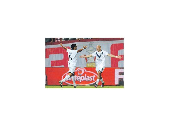 Augusto Fernández se saluda con Santiago Silva. El volante convirtió su sexto gol entre campeonato y Copa. Hizo en un mes más goles que en toda su carrera.