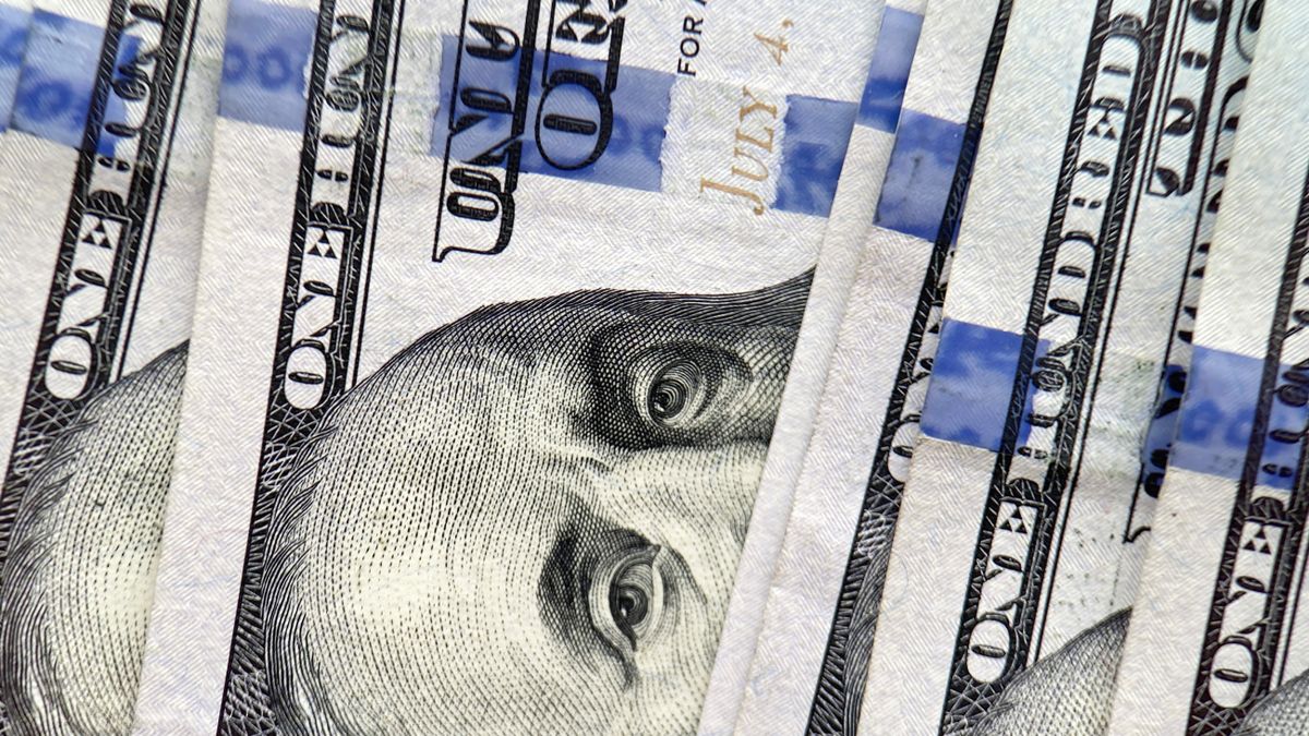 The dollar opened the week higher after the runoff in a context of global weakness