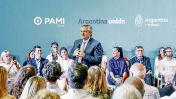 Acto. El Presidente junto a “Wado” de Pedro, Mayra Mendoza, Luana Volnovich y Máximo Kirchner.