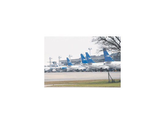 Por el conflicto gremial, Aerolíneas Argentinas debió reprogramar vuelos en Ezeiza, lo que generó una seria complicación para los viajeros.